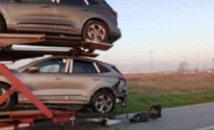 Auto urta bisarca e si ribalta intervento di vigili del fuoco e carabinieri