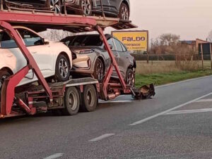 Auto urta bisarca e si ribalta intervento di vigili del fuoco e carabinieri