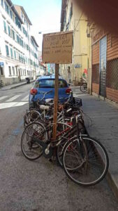 Bici, a Livorno in Borgo c'è la rastrelliera mobile, chiedi e viene sotto casa tua. La protesta di alcuni residenti
