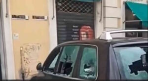 Livorno, auto vandalizzata nella notte in via delle Navi: distrutti otto vetri