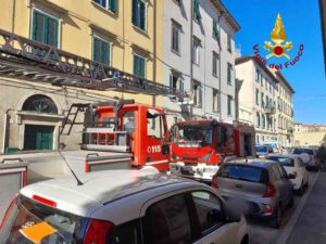 Livorno, incendio in un appartamento in via della Maddalena evacuato il palazzo, un intossicato