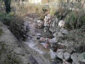 Maltempo, a Limoncino frana la massicciata e cadono alberi nell'alveo del rio