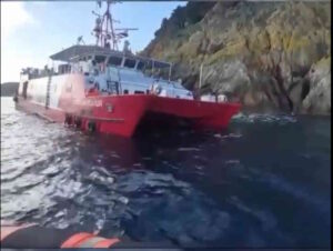 Nave oceanografica Fugro Mercator incagliata all'Isola d'Elba il video della Guardia Costiera documenta il salvataggio dell'equipaggio