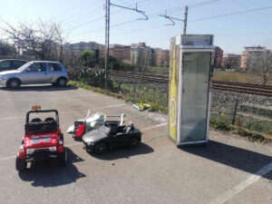 Parcheggio in via dei Pelaghi oltre al vecchio lì da mesi ora anche un frigorifero e macchinine a batteria