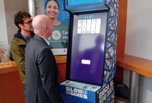Progetto “Slow life Slow games” nel Salone Anagrafe è possibile giocare con una slot machine che dispensa consigli contro l’azzardopatia
