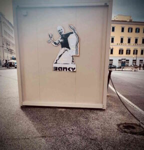 "Un Banksy per Salvetti", Il sindaco incassa con ironia: “Bella e spiritosa”