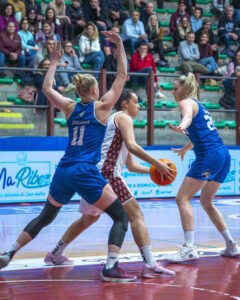 Il Jolly Acli Basket Livorno trionfa e vola ai playoff: battuta Giussano 80-75