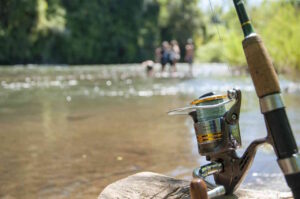 Pesca illegalmente nel fiume, multa da 2mila euro a un pensionato
