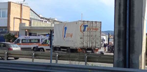 scooter finisce sotto un camion in via di levante