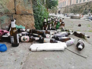 Decine di bottiglie abbandonate nella notte sugli Scali Olandesi: inciviltà lungo il Canale Mediceo