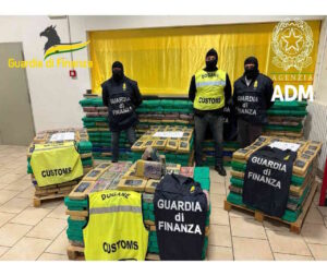 Due tonnellate di cocaina sequestrate in porto a Livorno da GdF e Dogane