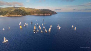 La Minigiraglia 2025 tre giorni di vela, festa e design a Capraia per un’edizione da record
