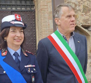 Festa della Polizia Municipale a Castiglioncello: musica, bambini e riconoscimenti al Castello Pasquini CASTIGLIONCELLO – Una giornata all’insegna della partecipazione, dell’allegria e della memoria collettiva: è quella che si è svolta nei giardini e nelle sale del Castello Pasquini, dove è stata celebrata la ricorrenza della fondazione della Polizia Municipale del Comune di Rosignano Marittimo, istituita nel lontano 1867, quando Firenze era ancora capitale d’Italia. Ad aprire la cerimonia è stato il sindaco Claudio Marabotti, che ha voluto condividere un personale ricordo risalente ai tempi delle scuole medie. “Ricordo ancora quell’incontro con alcuni vigili urbani durante una lezione – ha raccontato – ci sembravano un po’ intimidatori con la loro divisa, ma in realtà si rivelarono persone empatiche. Uno di loro ci disse: quando vedete un vigile, non dovete pensare di scappare, ma dire meno male che c’è”. Parole che ben sintetizzano lo spirito della manifestazione, pensata per avvicinare i cittadini – e in particolare i più piccoli – alla realtà della Polizia Municipale. Alla festa, oltre al sindaco, erano presenti anche il vicesindaco Mario Settino, gli assessori Giulia Quintavalle, Susanna Masoni, Giacomo Cantini, alcuni consiglieri comunali, rappresentanti delle forze dell’ordine e gonfaloni del Comune, della Provincia di Livorno e della Regione Toscana. Tra i momenti più sentiti della giornata, l’intervento della nuova comandante Annalisa Maritan, che ha ringraziato enti, associazioni e istituzioni per la collaborazione costante. “Nei gazebo allestiti dalle associazioni – ha detto – potete osservare i lavori dei bambini e delle bambine delle scuole, con cui collaboriamo da anni per diffondere i valori della legalità. E potete anche conoscere da vicino alcuni degli strumenti che usiamo ogni giorno nel nostro lavoro”. Grande entusiasmo ha suscitato la Fanfara dell’Accademia Navale di Livorno, diretta dal Maestro Franco Impalà, che ha coinvolto gli studenti delle scuole primarie in un percorso musicale culminato con l’intonazione corale dell’Inno di Mameli, accompagnato da ottoni e percussioni. Una lezione di musica trasformata in un vero e proprio spettacolo, tra brani patriottici e melodie ispirate al mondo fantastico, pensate appositamente per i più piccoli. Durante la giornata sono stati esposti mezzi storici e moderni della Municipale, una mostra fotografica dedicata alla storia del Corpo e, nella grande spianata del Castello, i disegni realizzati dagli alunni delle scuole Fucini di Castiglioncello, Europa di Rosignano Solvay, Silvestro Lega di Castelnuovo della Misericordia e Novavo di Vada. Non sono mancate le premiazioni. Il sindaco e la comandante Maritan hanno salutato l’assistente scelto Fabrizio Tei, prossimo alla pensione, e consegnato riconoscimenti ad agenti che si sono distinti nel corso del 2024 in attività di servizio, tra cui interventi contro lo spaccio e sopralluoghi su strutture abusive. Ecco i nomi dei premiati: Sara Bernardeschi, Alessandro Borselli, Laura Mochi, Emilio Quarta, Katia Cursi, Manuel Petza, Riccardo Favilli, Anna Favara, Federico Zarriello, Giorgia Ulivieri, Alessandro Nicosia, Celestina Minto. Una celebrazione istituzionale ma anche gioiosa, che ha saputo fondere tradizione, senso civico e coinvolgimento della comunità, con lo sguardo rivolto al futuro e ai cittadini di domani.