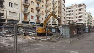 Mercatino Buontalenti, partita la demolizione delle baracchine