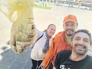 Piazza Grande, volontari in azione per ripulire il cuore di Livorno
