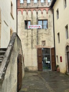 Rosignano ripudia la guerra, appeso a palazzo civico striscione di Emergency