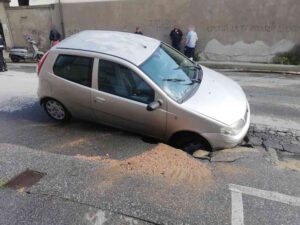 Voragine inghiotte auto in via del Bosco