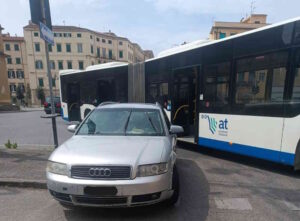 Sosta selvaggia blocca il bus per oltre un’ora: Autolinee Toscane valuta la denuncia per interruzione di pubblico servizio