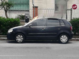 Livorno: a fuoco auto parcheggiata in viale della Libertà (video)