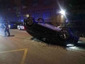 Livorno, auto si ribalta sul viale della Libertà: danneggiate tre vetture in sosta