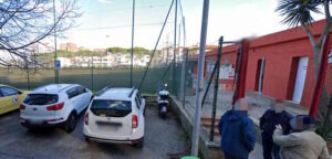 Tragedia al campo sportivo di Shangay, muore negli spogliatoi prima della partita 