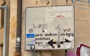 Segnaletica stradale illeggibile in Via del Porticciolo