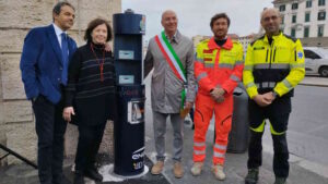 Inaugurato il DAE in piazza della Repubblica angolo largo del Cisternone, il quarto in area pubblica. Donato dalla SVS e installato dal Comune di Livorno e da Engie 