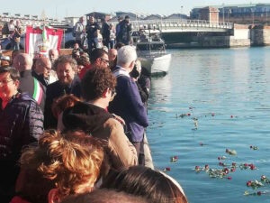 Moby Prince, la cerimonia in ricordo delle 140 vittime e lancio dei fiori in mare (Video)