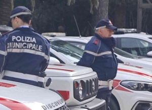 Mastelli esposti rovinano decoro urbano in località turistica, sanzionate attività a Castiglioncello e Vada