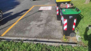 A Solvay le donne in dolce attesa scendono dall'auto tra i bidoni dell'immondizia