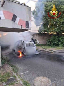 Auto distrutta dalle fiamme in via Poerio