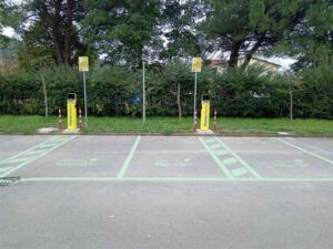 Poste italiane insalla due colonnine per la ricarica elettrica in provincia di Livorno