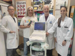 Il reparto di Radiologia dell’Ospedale di Livorno, diretto dal dottor Michele Malventi, ha ricevuto in dono due ecografi, uno tradizionale e uno di ultima generazione, grazie a un'importante iniziativa di solidarietà promossa da realtà locali. La donazione dal valore di oltre 15mila euro è nata da un progetto avviato nel dicembre 2023 dal centro commerciale naturale Modì grazie alle raccolte fondi organizzate durante i concerti di Giovanni Frau e Vittorio l'Indiano, e al supporto dell'Associazione Dj Full Time Riccardo Cioni e dell'Associazione Culturale Sarda Quattro Mori.  “La donazione di questi due ecografi – ammette Michele Malventi, direttore della Radiologia dell’Ospedale di Livorno – rappresenta un gesto dal grande valore non solo materiale ma anche simbolico. Grazie a questi strumenti potremo migliorare ulteriormente la nostra capacità diagnostica, offrendo ai pazienti un servizio sempre più tempestivo ed efficace. Voglio esprimere un sentito ringraziamento a tutte le realtà coinvolte, agli organizzatori, alle dottoresse Maria Carmine Gallo e Beatrice Eligi che molto si sono spese per raggiungere questo risultato e a tutti i cittadini che hanno partecipato: è un esempio concreto di come la comunità possa fare la differenza per la sanità pubblica”.  Nella foto uno degli apparecchi donati con: (da sinistra) Rudi Bachini, Vittorio l'Indiano, Michele Malventi e Alessia Gargani.