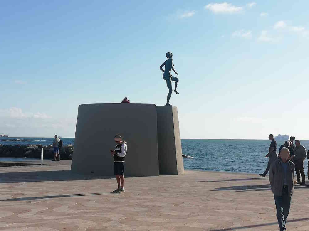 La statua della Ballerina è tornata al suo posto