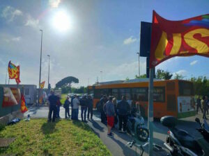 Lavoratori AT in sciopero davanti alla sede di via Impastato