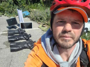 MisterGreen contro il degrado, operazione pulizia a Salviano: manichini, tv, ventilatore, tappeto e lettore cd rimossi