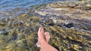 Piedi a mollo nel mare di Livorno, il Sindaco Salvetti promuove la settimana della Biennale dell’Acqua 