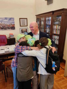 Bambini della Scuola Itinerante lasciano bigliettini positivi in consiglio comunale