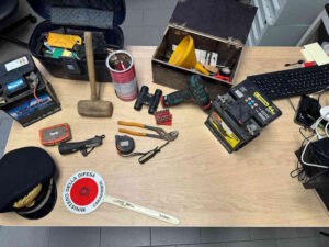 Ruba batterie da mezzi in sosta, denunciato