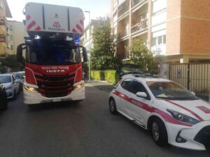 Crolla un pezzo di cornicione in via Guerrazzi, danneggiata un’auto in sosta