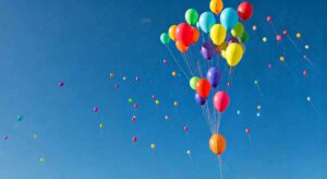 Vietati i palloncini in aria a Rosignano, uccidono pesci e uccelli