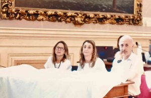 "Porto presidio di pace": Livorno Civica espone un sudario in consiglio comunale per ricordare la strage in Palestina