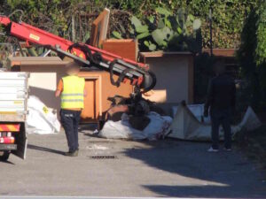 Piazza pulita nel pargheggio di via dei Pelaghi, mezzi al lavoro per togliere la discarica abusiva