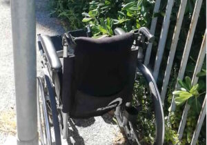 Via Masaccio e Montelungo: di qui non passo, "tutto a norma di disabile". Si passa in mezzo di strada