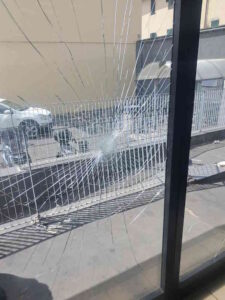 Aggressione al supermercato, vetri rotti e dipendente in ospedale