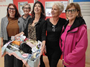 “Le Bimbe Riusano” donano a Ostetricia bavini e pochette realizzati artigianalmente