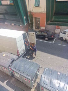 Cassonetti rotti e rifiuti da tutta Livorno: “Siamo diventati la discarica del centro”