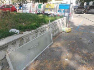 Degrado in Piazza Mazzini a Livorno: rifiuti edili, ballini di cemento, vestiti ammuffiti sulle aiuole e sacchi accanto ai cassonetti