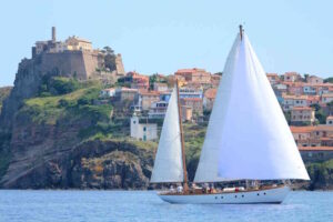 12-17 giugno 2025, il “Capraia Sail Rally” compie un lustro e aggiunge il 1° “Vele Storiche a Punta Ala”