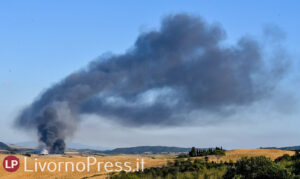 Discarica di materiale speciale, bruciati rifiuti plastici in un'area di 25mila metri quadri. Il bilancio dei VF sull'incendio a Scapigliato